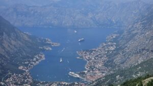 Mehr über den Artikel erfahren Erster Seetag und Kotor